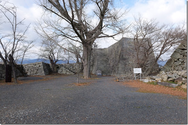 大戸櫓跡（左）と粟積櫓跡（右）