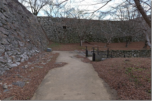 十三番門跡と涼櫓石垣（正面）