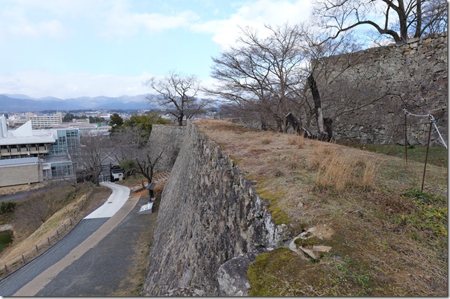 白土櫓跡から肘櫓をのぞむ