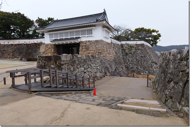 不明門と鉄門跡