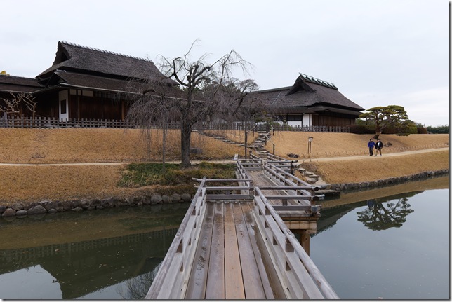 栄唱の間（左）と延養亭（右）