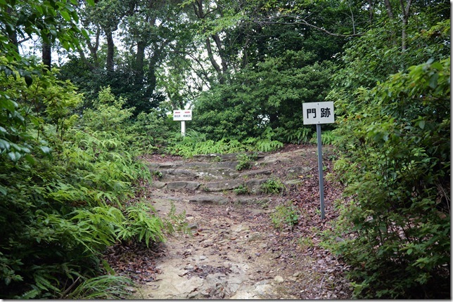 帯曲輪門跡