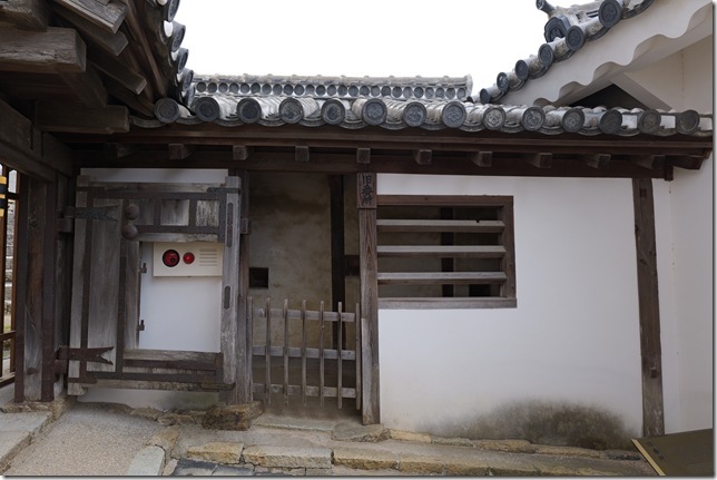 旧番所とちの門（左）