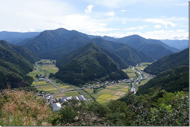 天守台から右上が播磨方面、左上が但馬方面