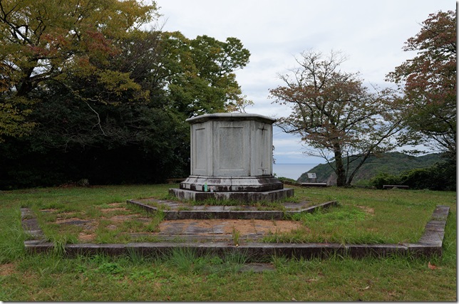 報国忠勇之碑台座