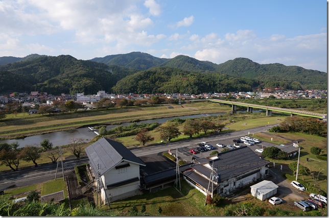千畳平から見た道の駅と歴史資料館