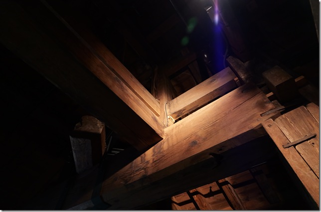 梁の上から立ち上がる柱