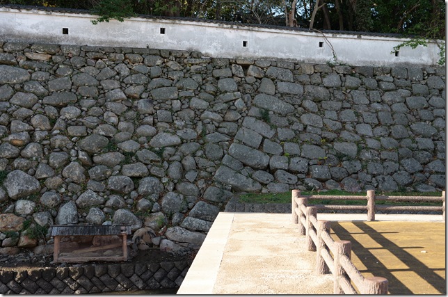 黒田時代（右側）と細川時代（左側）の石垣
