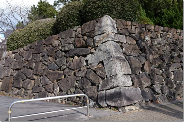 走る白い忍者の石垣