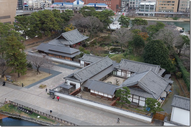 天守５階から小倉城庭園のぞむ