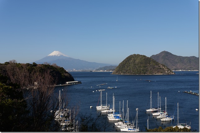内浦湾と遠く沼津市街と富士山