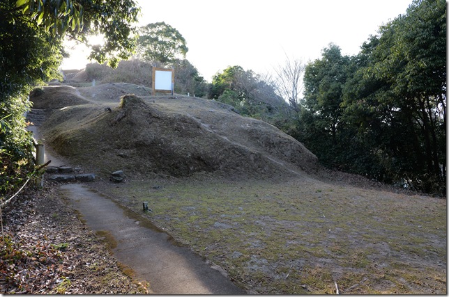 曲輪Ｃから上方のぞむ