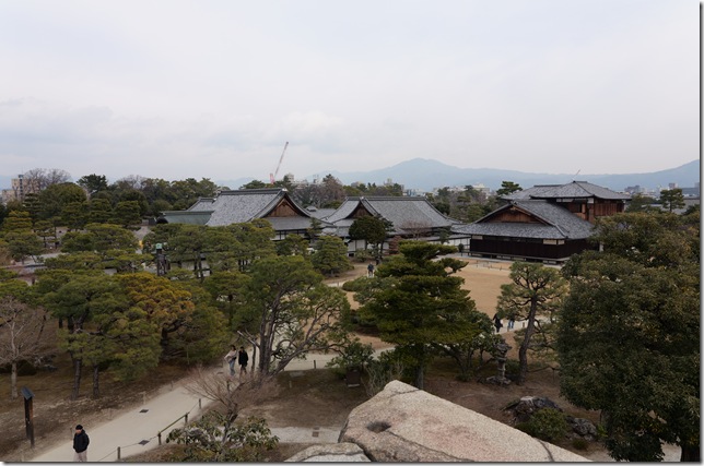 天守台からの本丸御殿と庭園