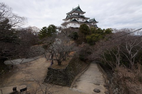 天守と本丸裏門跡・裏坂