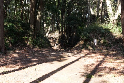 一の曲輪虎口と土塁