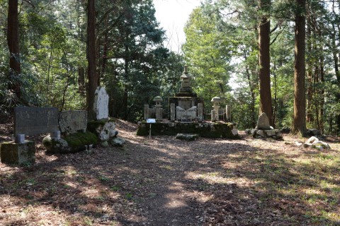 畠山氏墓碑、慰霊碑