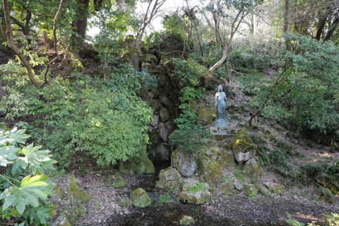 朝陽の滝と聖観音菩薩像