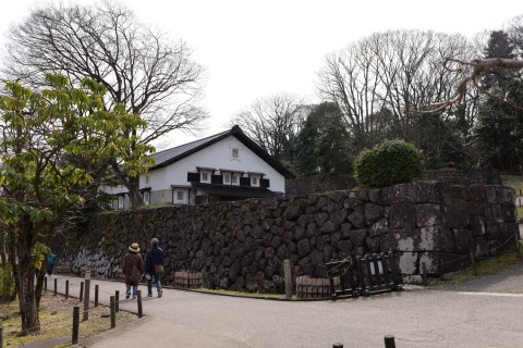 土蔵（鶴丸倉庫）と東の丸附段石垣