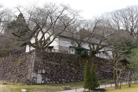 土蔵（鶴丸倉庫）と東の丸附段石垣