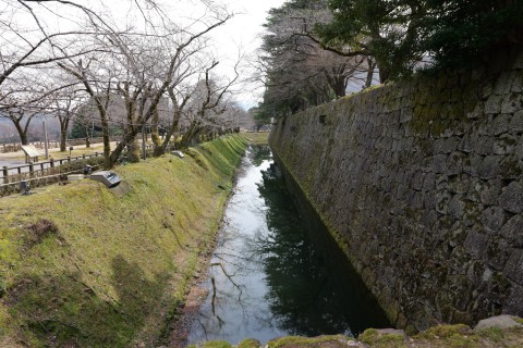 二の丸北面石垣と内堀