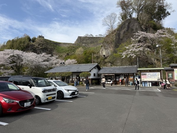   跡岡城跡駐車場（総役所跡） 
