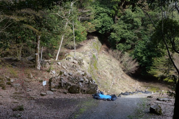 大手門跡と二の丸南虎口石垣