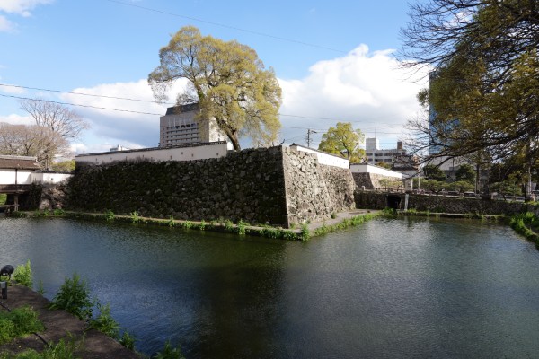 内堀と西之丸西北隅櫓跡