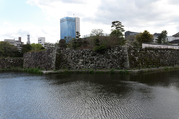 扇櫓跡（右）と菱櫓跡（左）