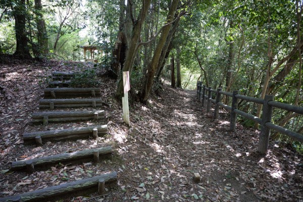 中の道とあずま屋の曲輪