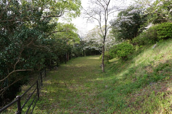 三階櫓跡南側の腰曲輪