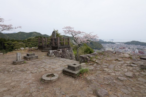 本丸外曲輪虎口と独歩碑