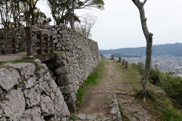 廊下橋跡と本丸南側石垣