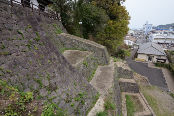 本丸南側石垣と卯寅口（奥）