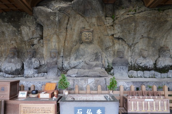 古園石仏（中央）