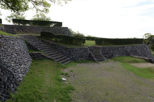 本丸南斜面中段（中）、下段（下）