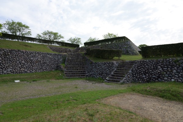 本丸への石段（左）、本丸南斜面中段への石垣（右）