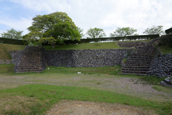 西の丸への石段（左）、本丸への石段（右）