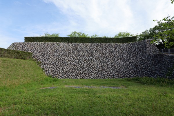 三日月池北側中段の本丸石垣と玉砂利敷遺構