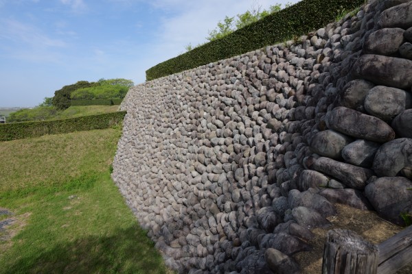 三日月池北側中段の本丸石垣
