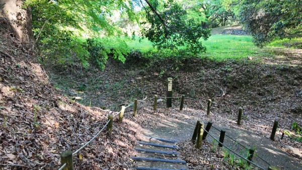 二の丸南側堀切と蔵屋敷