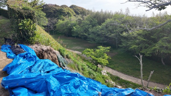 本丸南東隅の崩れた斜面