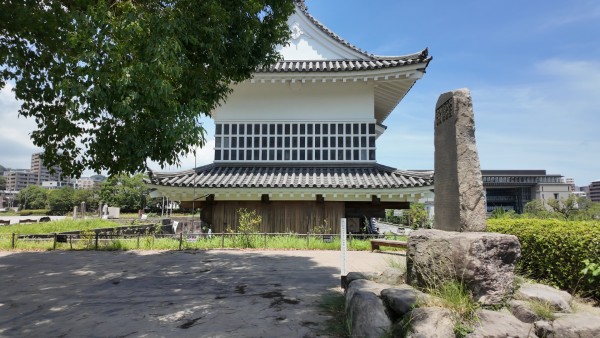 島津重豪公頌徳碑と御楼門