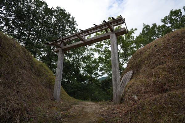 堀切と城門