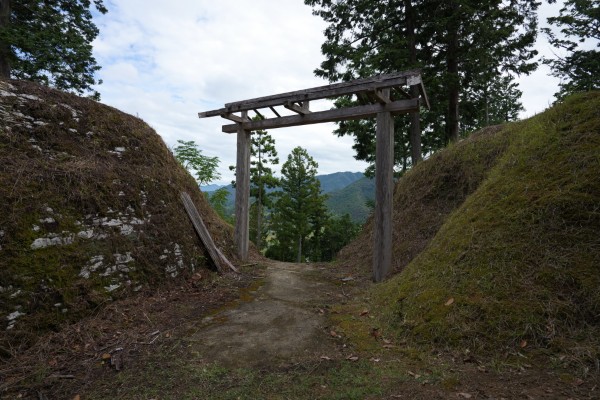 堀切と城門