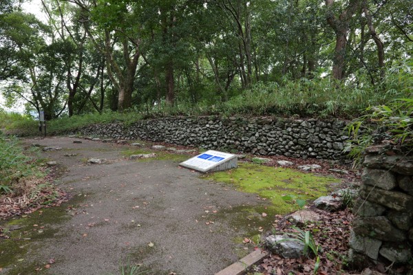 礎石建物跡・石積・土塁