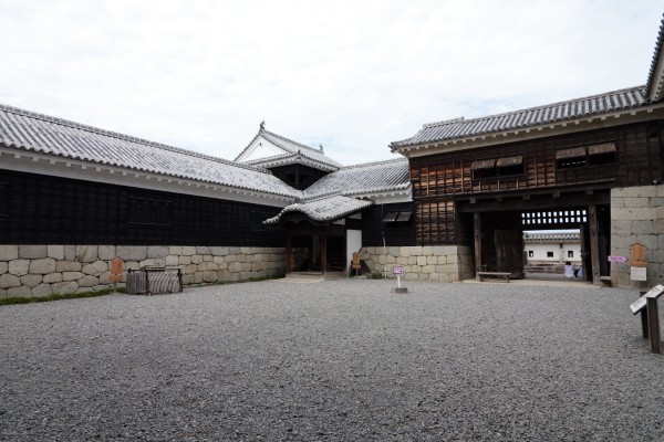 十間廊下・北隅櫓・玄関と玄関多聞櫓・内門