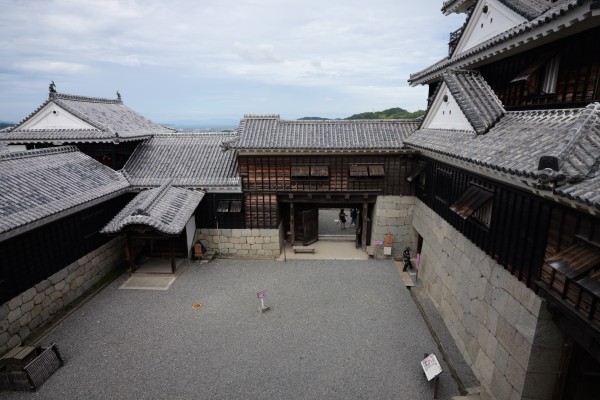 小天守から見た中庭
