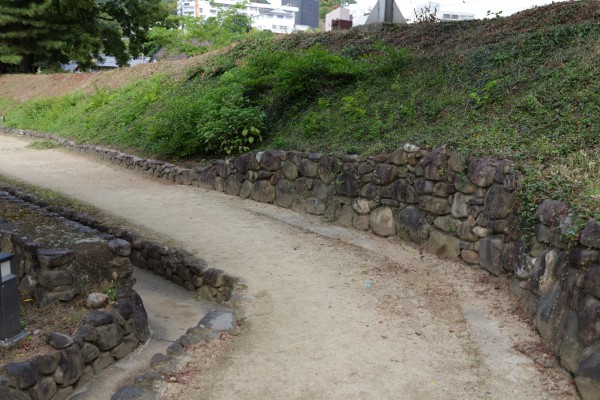 排水溝と外堀土塁裾石