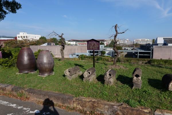 梅干かめと石の水道管
