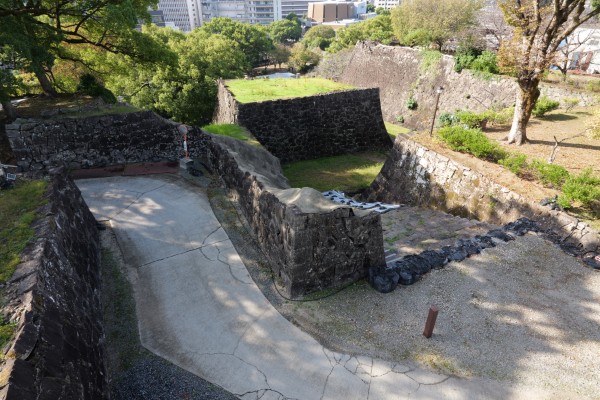 連続枡形と竹の丸五階櫓跡(奥)